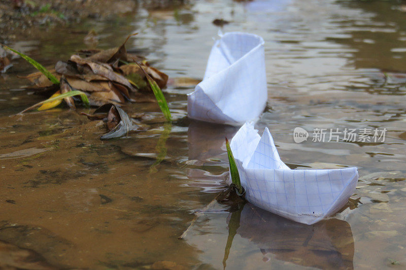纸船在水里