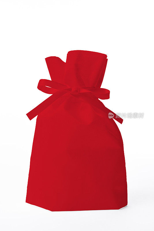 白色背景上的红色蝉翼纱礼品袋的孤立镜头