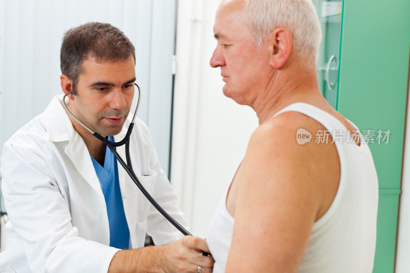 医生用听诊器检查病人。