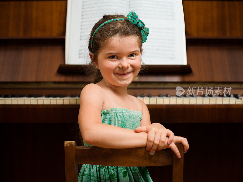 小女孩和她的钢琴