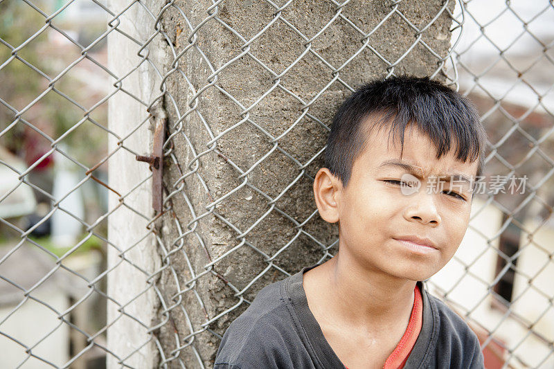 肖像。在城市街道上的亚洲男孩。