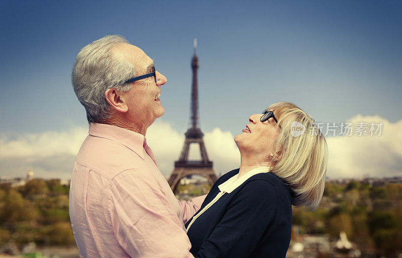 巴黎一对快乐的老年情侣