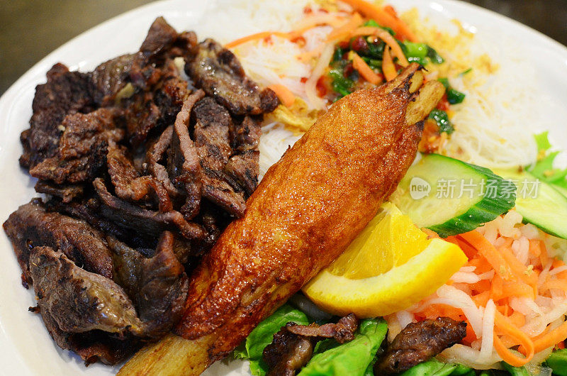 越南米粉配牛肉和甘蔗虾