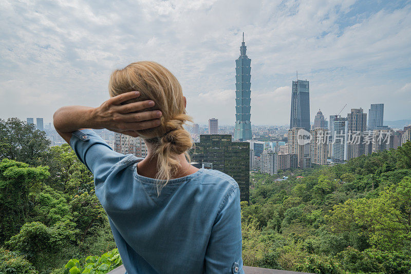 一个年轻女子去台北旅游，看天际线