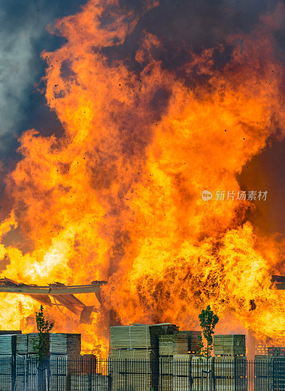 工业区内一家工厂发生火灾，大火熊熊燃烧