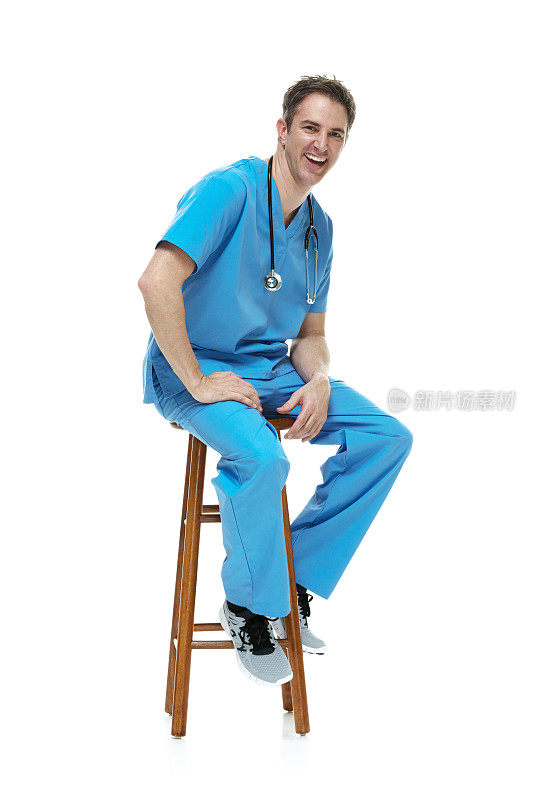 愉快的男护士坐在凳子上