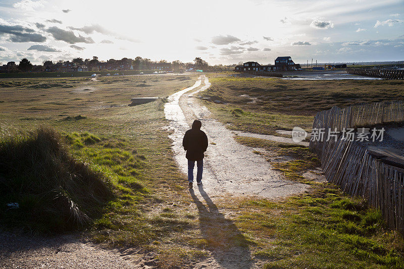 英国萨福克郡瓦尔伯斯威克海边的傍晚阳光