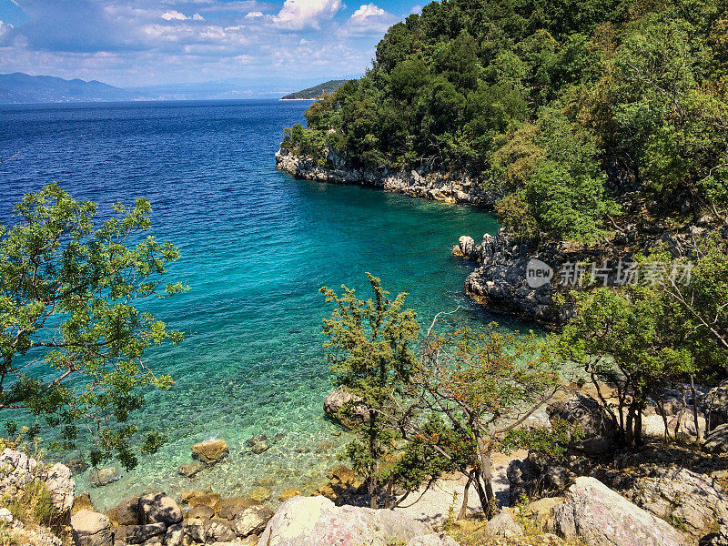 亚得里亚海清澈的海水湾