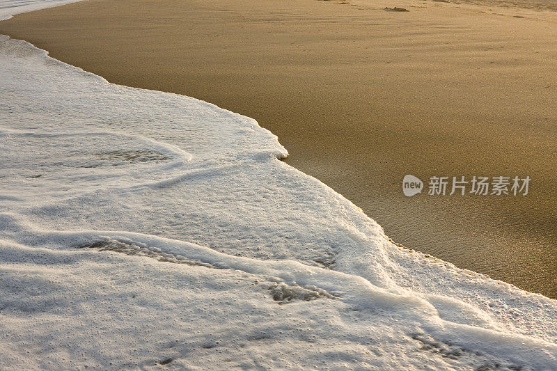 海滩上的泡沫