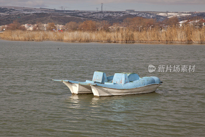 在土耳其安卡拉的莫根湖上的小船