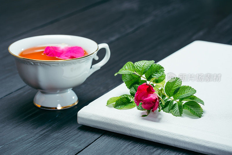 玫瑰果茶配红茶和白茶