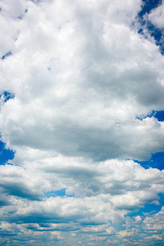 蓝天和令人惊叹的云彩的全景