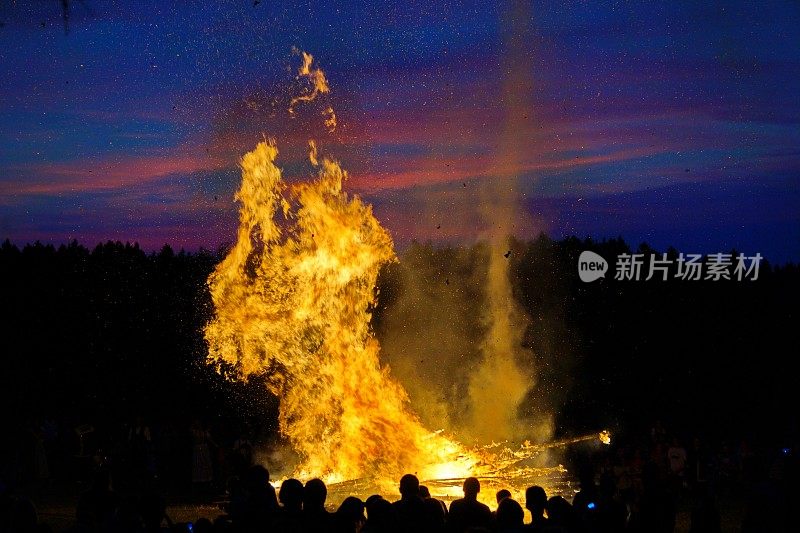 巴伐利亚，习俗和传统。Johannisfeuer或Sonnwendfeuer稻草娃娃在圣约翰夜被焚烧。