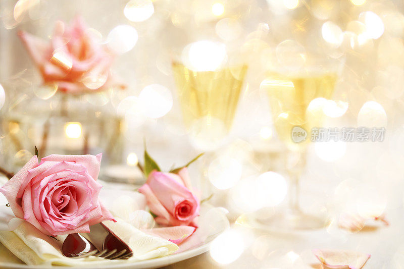 餐桌上放着美丽的粉色玫瑰
