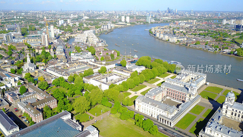 无人机拍摄的格林威治公园和大学与金丝雀码头在一个春天的早晨，伦敦，英国