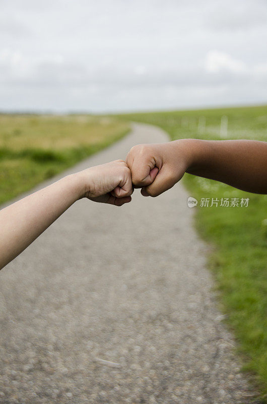 少数民族女孩和白人女孩在做手势