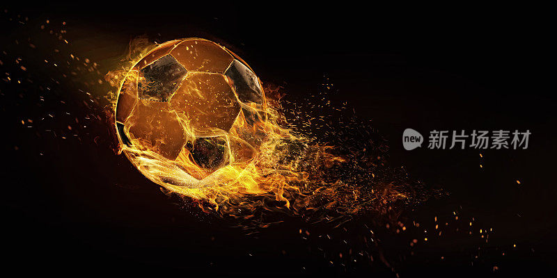 运动。足球在火焰的特写图像。足球孤立在黑色背景。足球的能量。