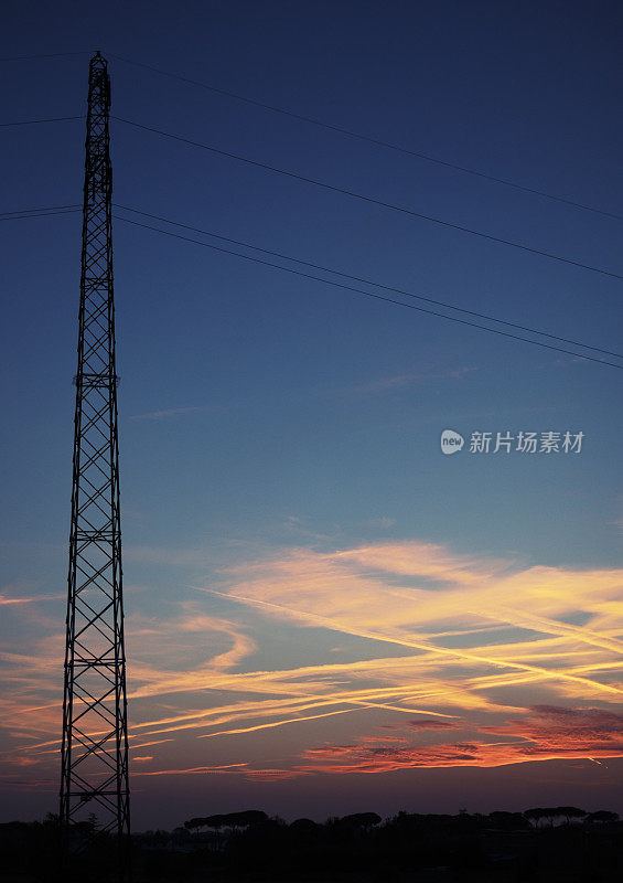 日落天空与电塔