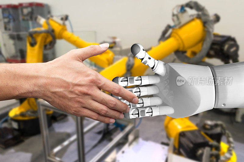 人工智能(AI)顾问或机器人顾问技术。在智能工厂背景下，男性和带有模糊自动化手臂的自动化机器人握手。