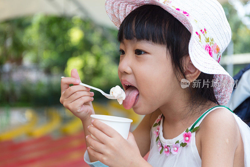 亚洲华人小女孩在吃冰淇淋
