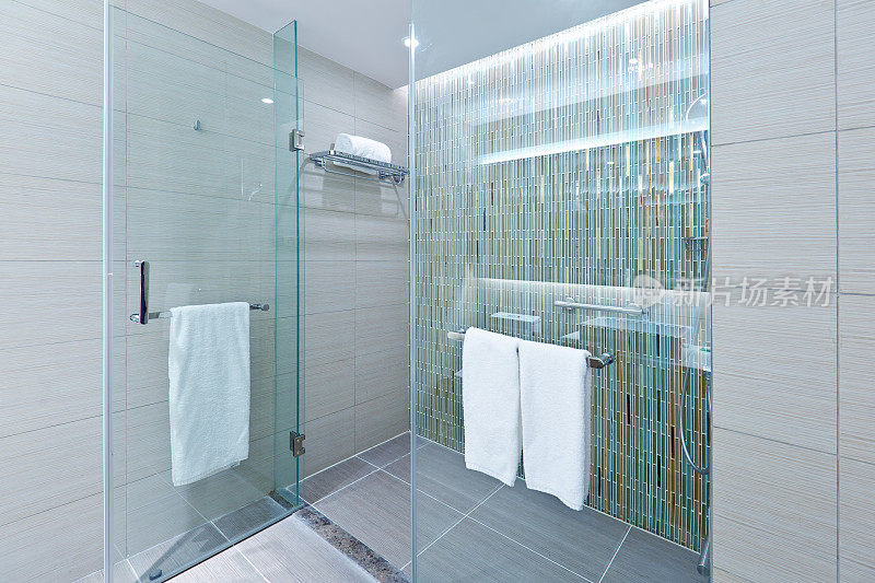现代浴室设计与玻璃淋浴间