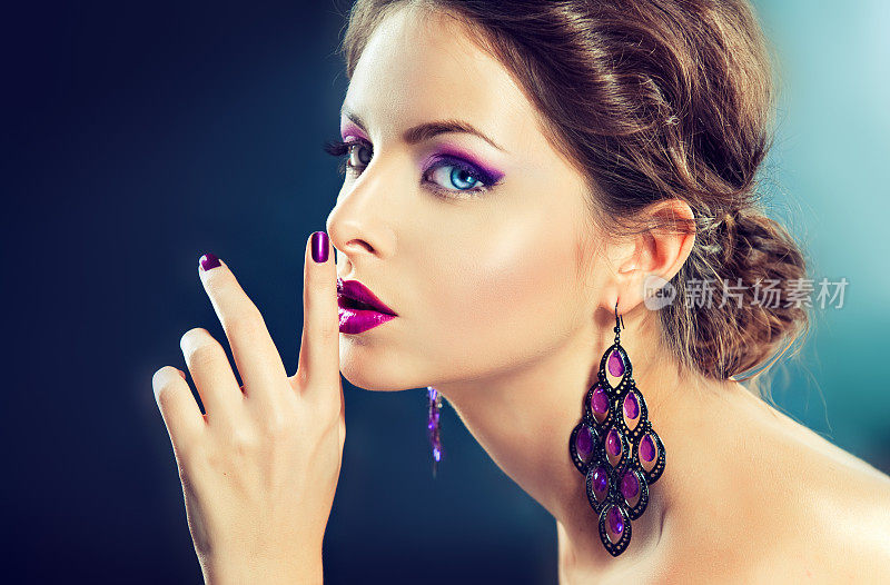 明亮时尚的紫色和紫罗兰色的化妆和美甲。