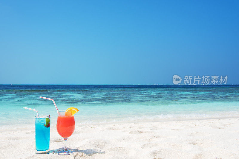 在阳光明媚的海滩上享受夏日时光