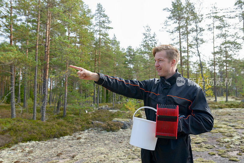 年轻英俊的男人在森林里工作