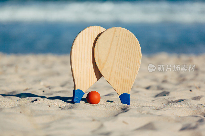沙滩网球，沙滩划桨球，沙滩梭子。沙滩上的球拍和球
