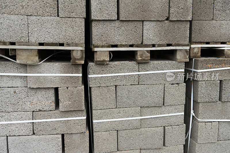 建筑材料。用于建造坚固耐用建筑的积木。