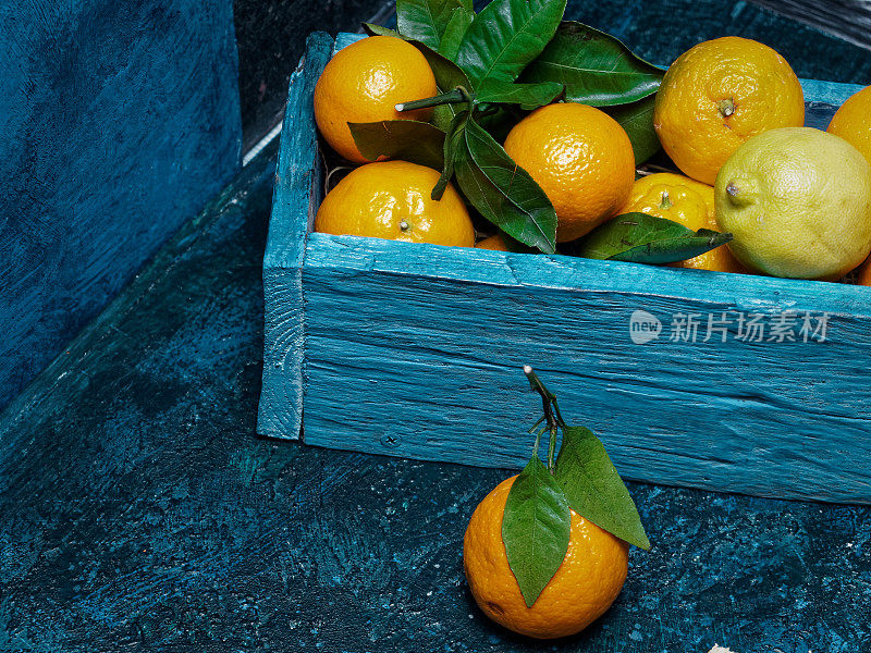 新鲜的橘子和柠檬