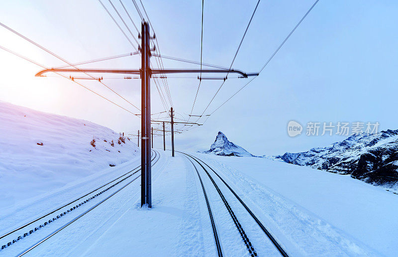 马特洪峰和火车轨道，瑞士