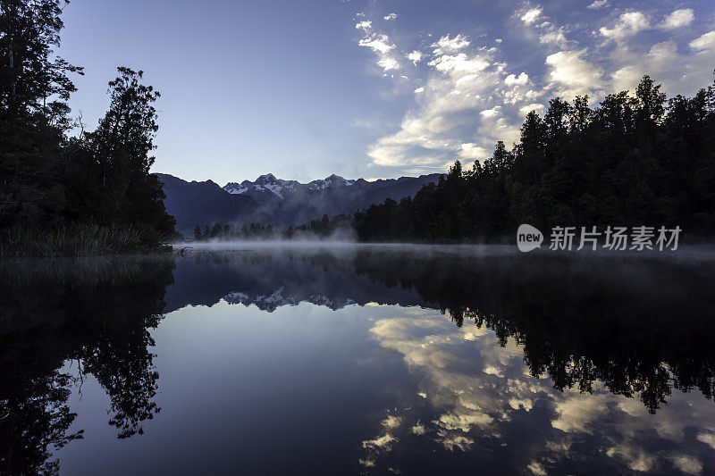 马西森湖自然全景在日出，新西兰