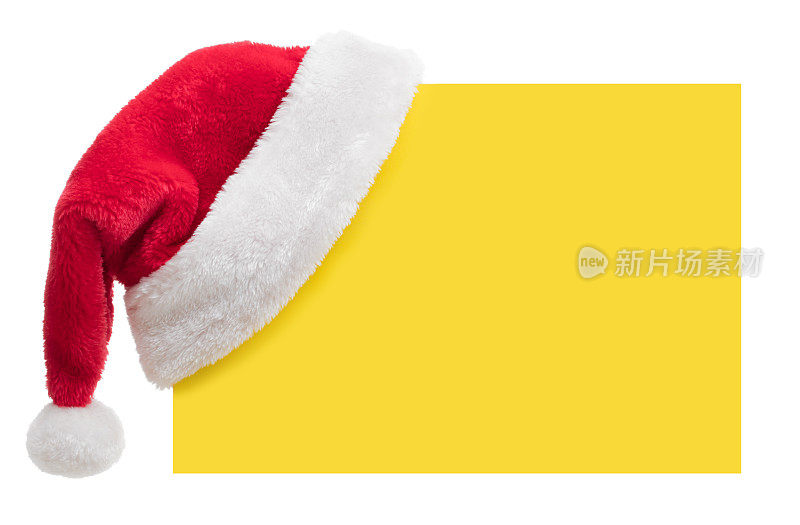 圣诞老人帽在黄色空白的公告牌上，有复制空间(孤立在白色)