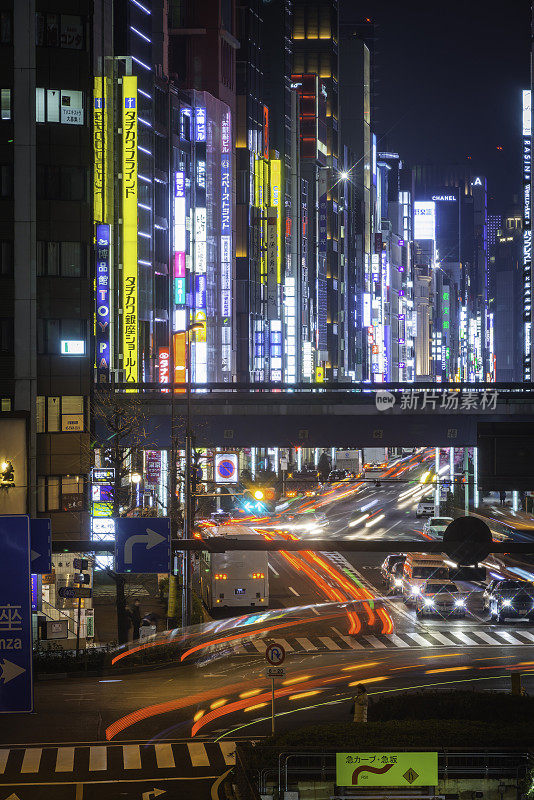 东京银座明亮的霓虹灯和夜间交通急速日本