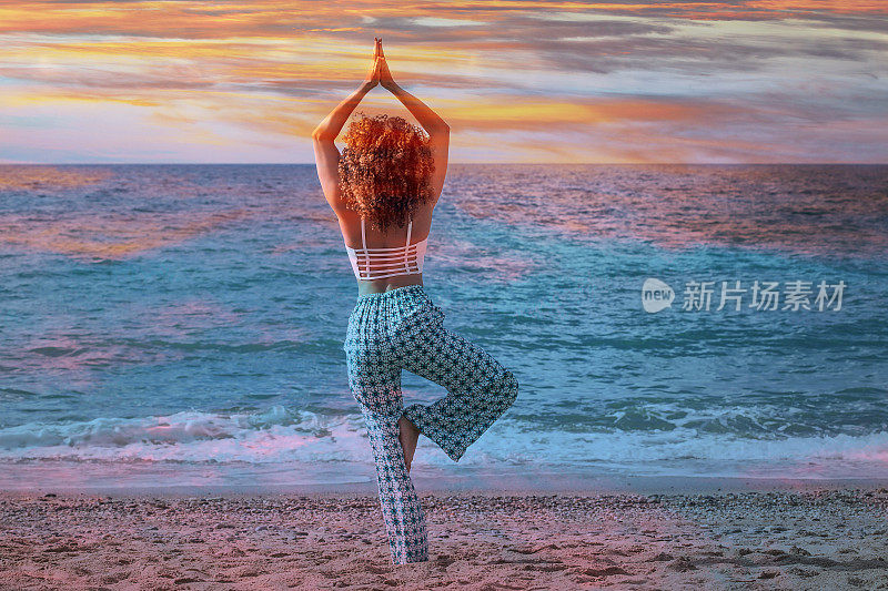 双重曝光的女人在海滩上练习瑜伽和彩色日落