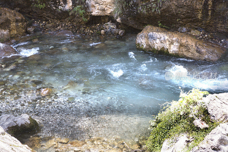 瀑布冲水