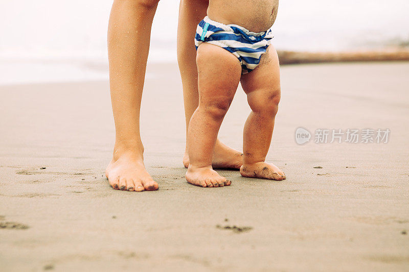 宝宝在沙滩上学习走路