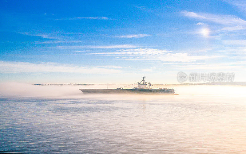战舰在雾中