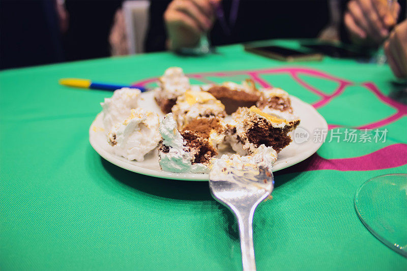 叉子和蛋糕屑放在盘子里，