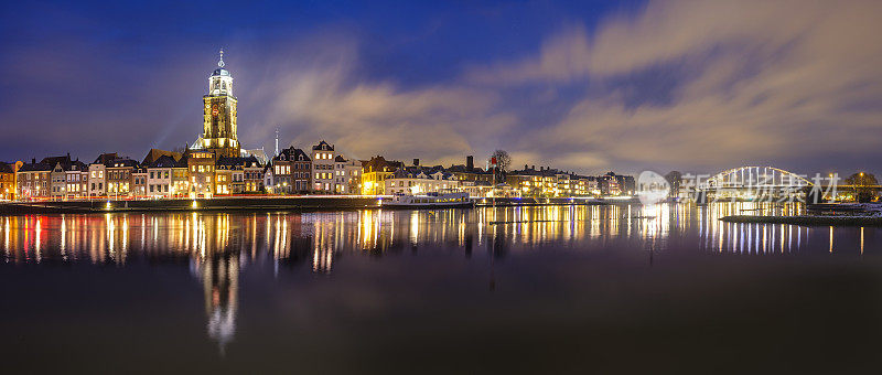 在一个寒冷的冬天夜晚，在IJssel河上的Deventer的地平线