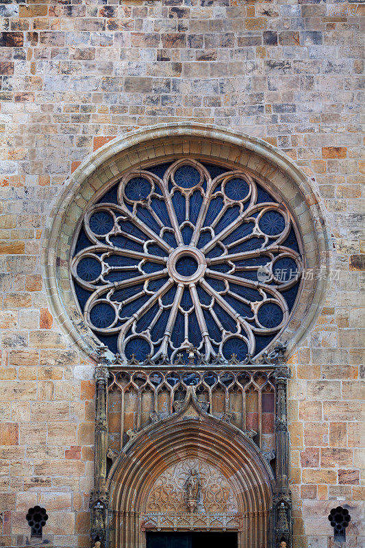 圣帕特鲁斯入口上方的圆形窗口