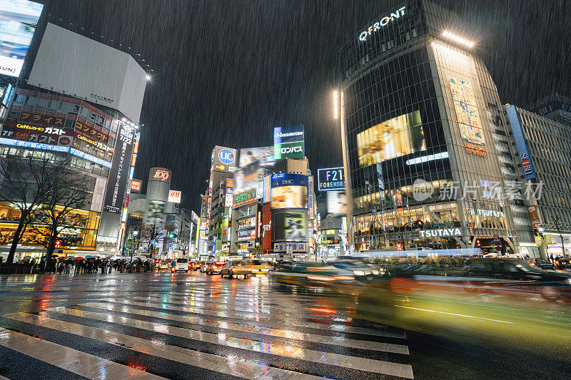 雨中的东京涩谷人行横道