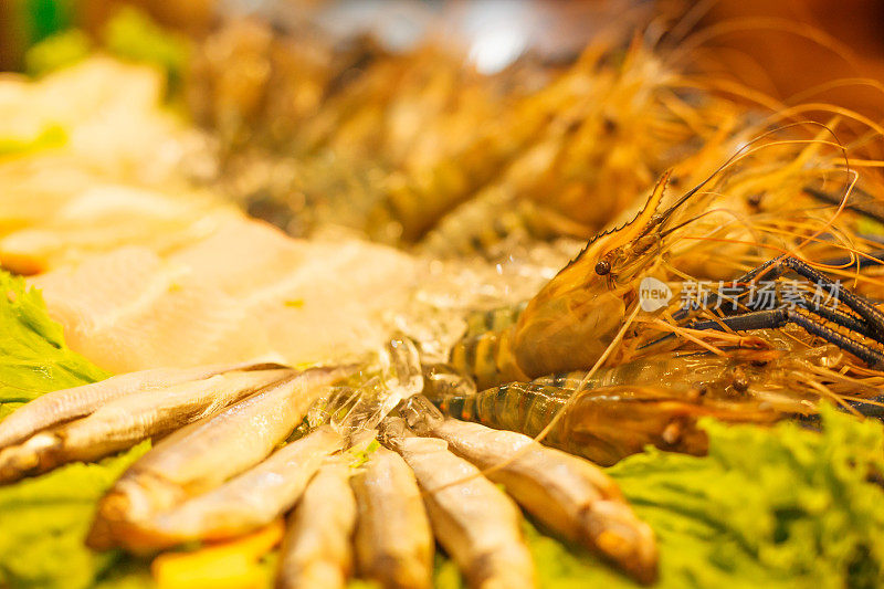 海鲜品种:现冻威虎河虾、虾、鱼品种排列于餐厅前。海鲜的概念。