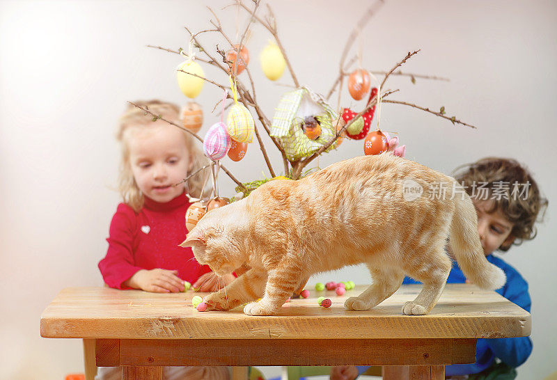 孩子们，复活节装饰树和猫