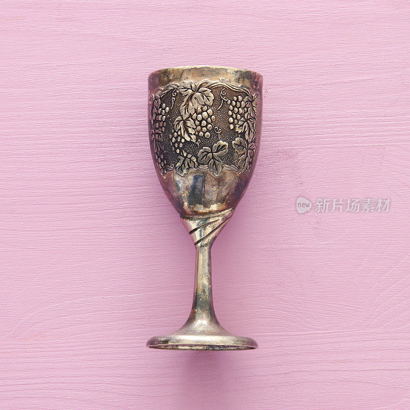 俯视图形象的犹太葡萄酒杯葡萄酒。逾越节和安息日的概念。