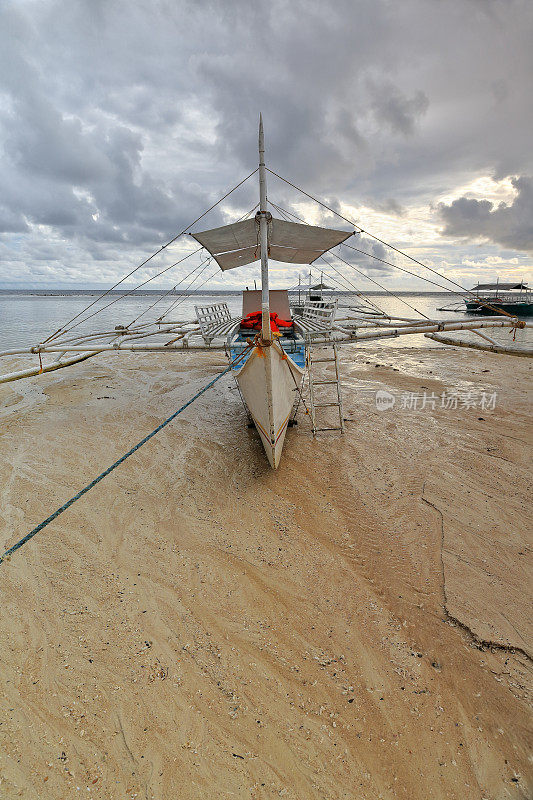 巴郎盖或邦加船搁浅在海滩上。蓬Ballo-Sipalay-Philippines。0331
