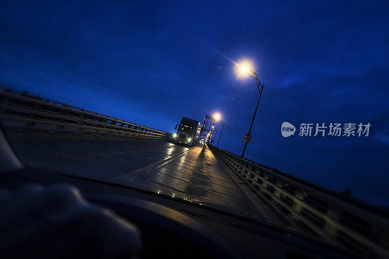 美国加拿大千岛大桥夜间过境