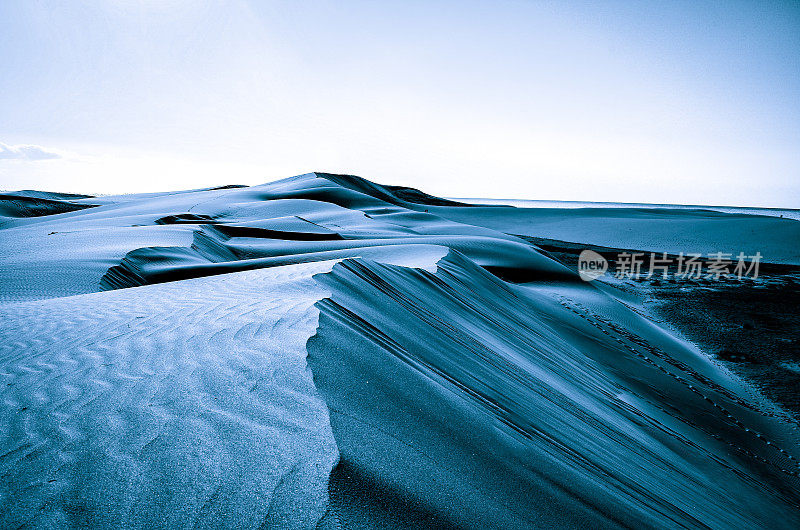 失落的沙丘景观在蓝色的色调
