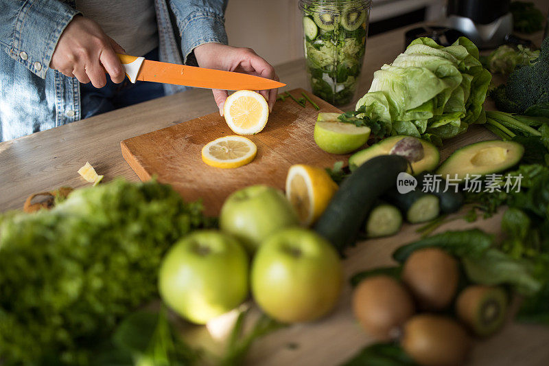 准备绿色奶昔配料的女人